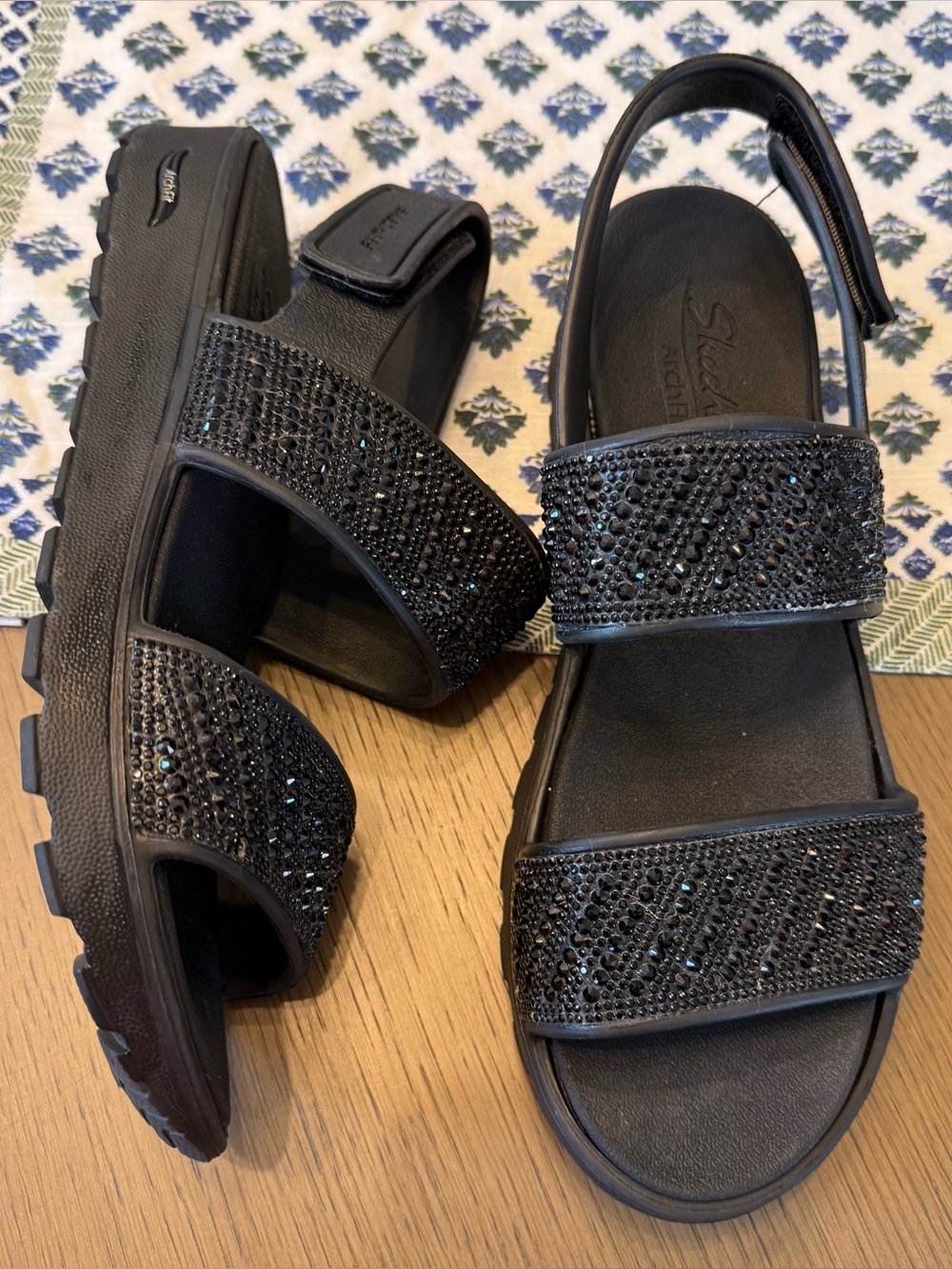11 Skechers Foamies Arch Fit Footsteps Rhinestone Sandals Black Shoes Women’s